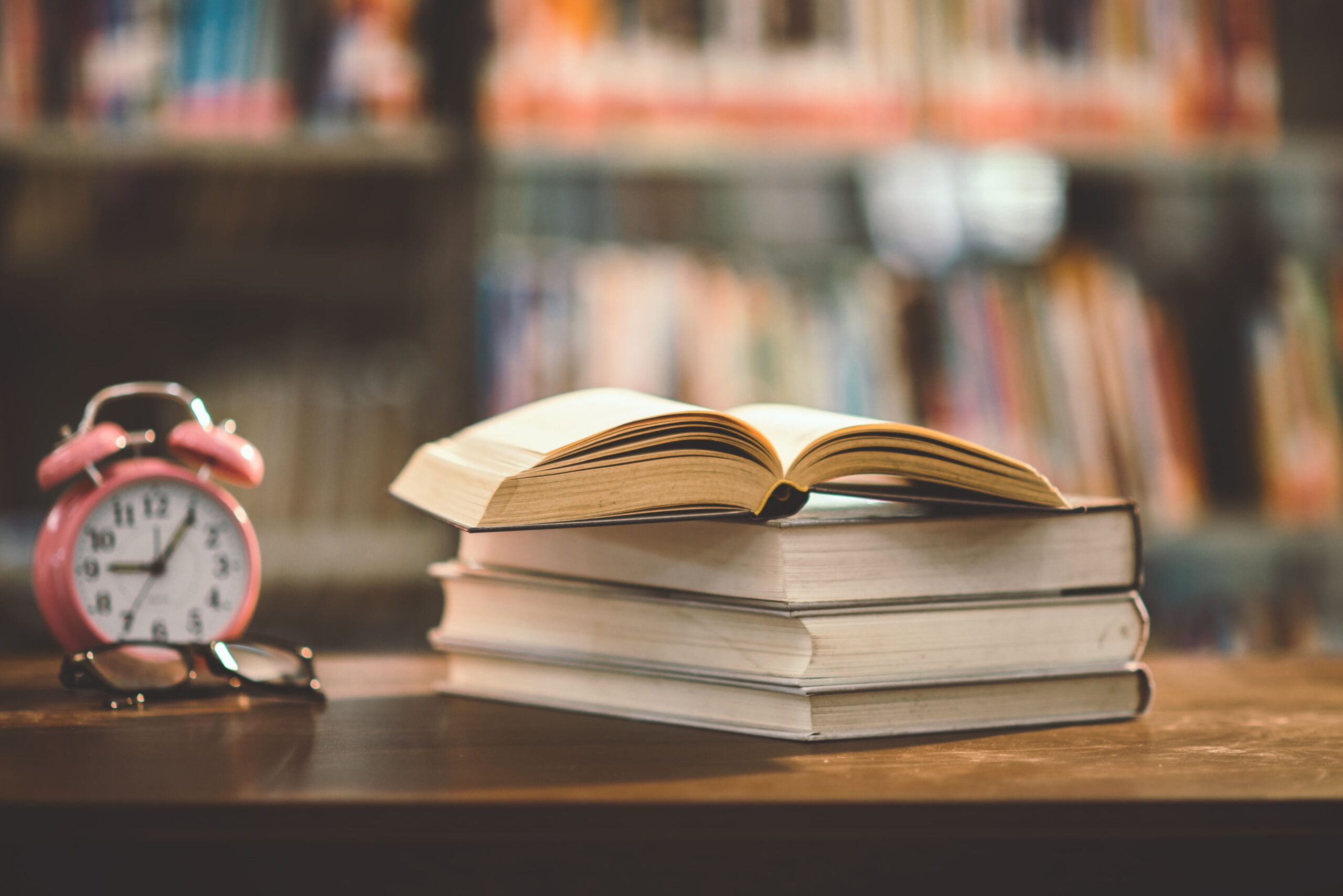 livros-em-uma-mesa