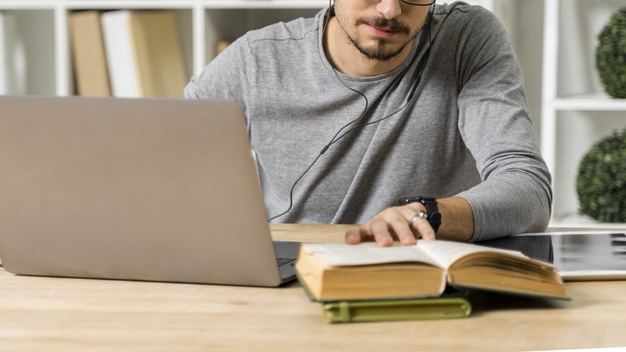 homem estudando lendo livros