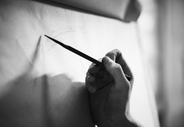 pessoa desenhando
